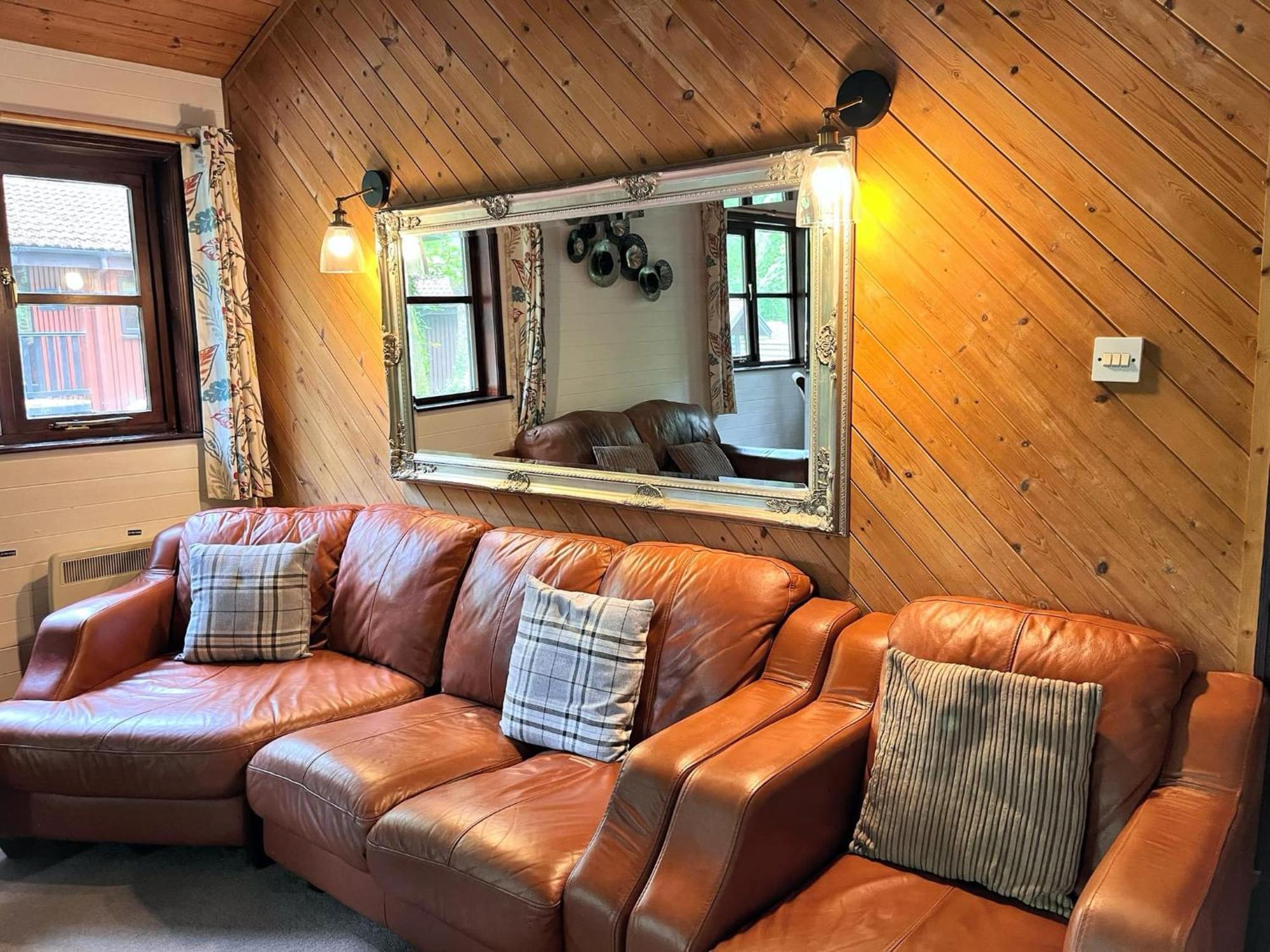 Goldcrest 3-Hot Tub-Woodland Lodges-Carmarthenshire-Tenby מראה חיצוני תמונה